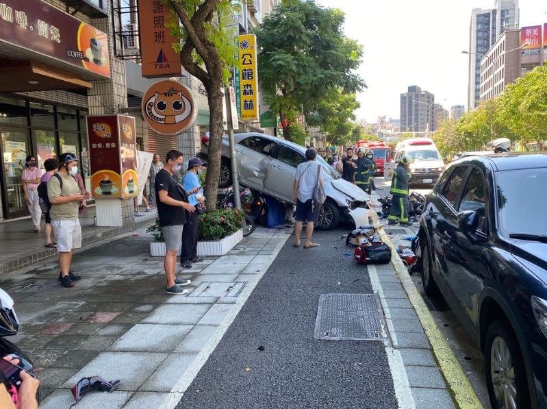 ▲北市文山區車禍！汽車突爆衝撞擊3車，1騎士重傷命危送醫。（圖／翻攝畫面）