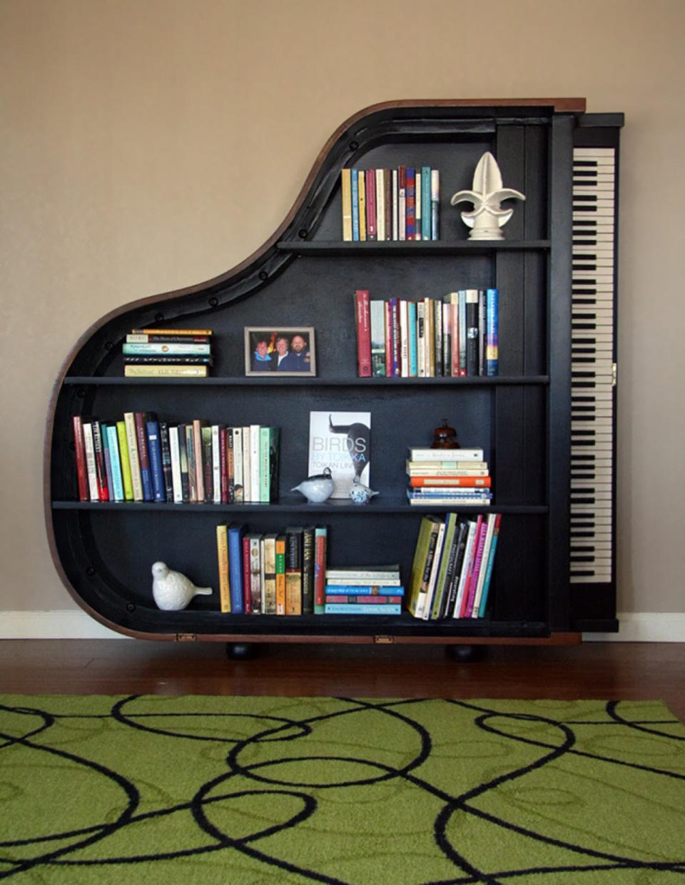 <p>Terminamos con este viejo piano reconvertido en estantería. ¡Qué original! (Foto: HomeBnc). </p>