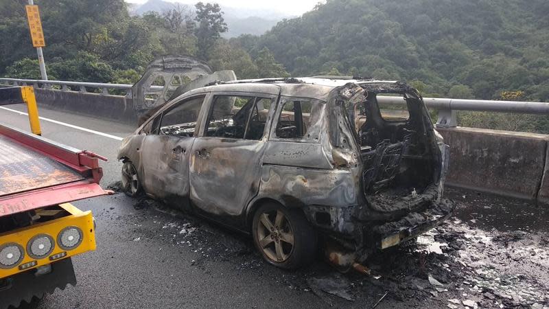 整部休旅車遭大火吞噬，火勢被撲滅後僅剩下破車架。（翻攝畫面）