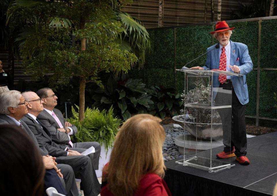 Herbert Wertheim, inventor y filántropo que da nombre a la facultad de medicina de la FIU, habla durante la ceremonia de firma de la asociación clínica y académica entre Baptist Health y la Universidad Internacional de Florida, el martes 28 de noviembre de 2023, en el Baptist Health Miami Cancer Institute.