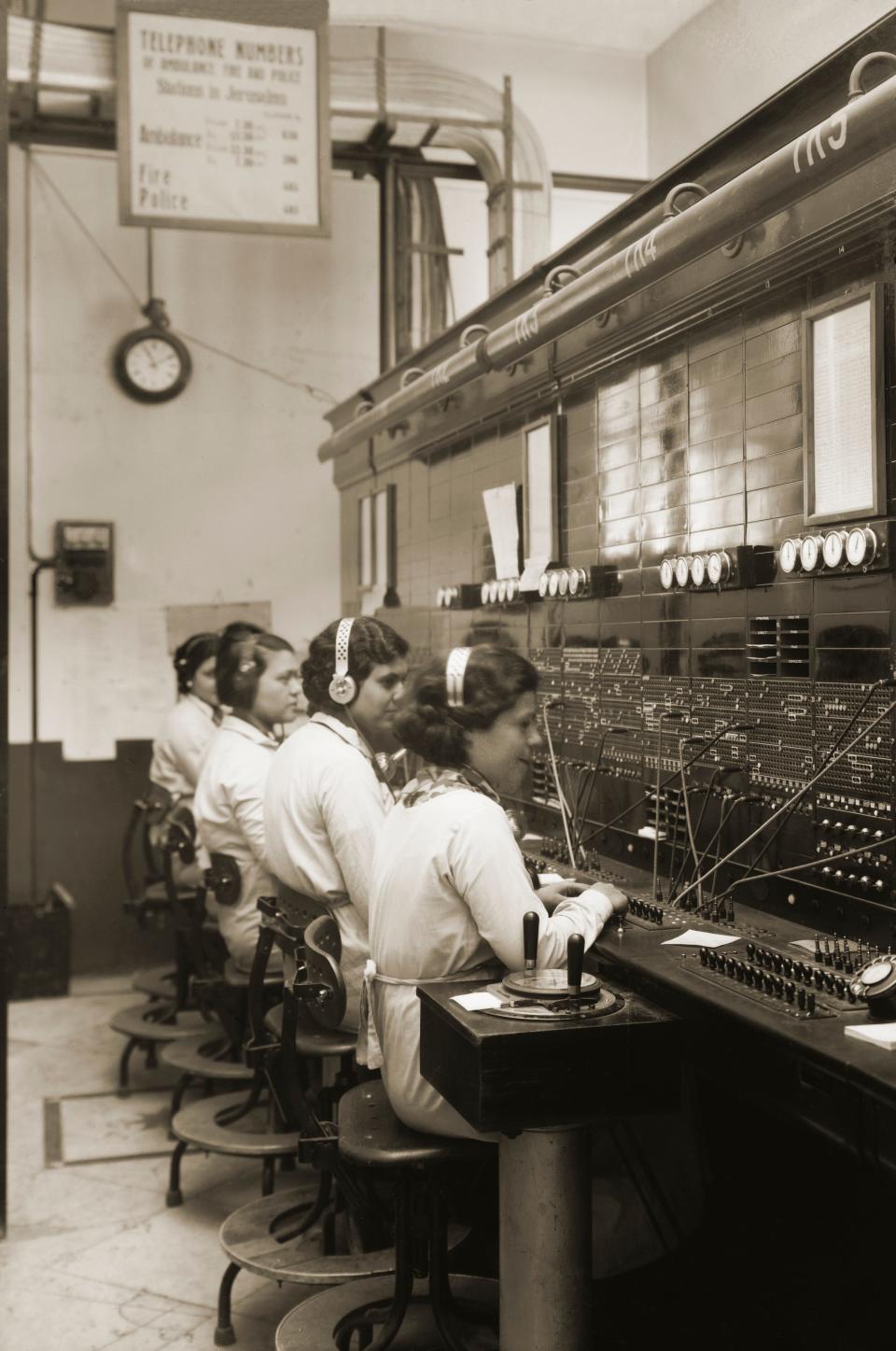 1920s telephone switchboard operators