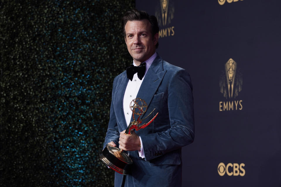 Jason Sudeikis posa tras ganar el premio Emmy al mejor actor en una serie de comedia, por "Ted Lasso", el domingo 19 de septiembre de 2021 en Los Angeles. (AP Foto/Chris Pizzello)