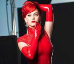<p>Beim Shooting für die US-Zeitschrift „Covergirl“ ließ sich Katy Perry in einem hautengen Traum aus Latex ablichten. Neben dem roten Kleid trug die Popsängerin außerdem mit künstlichen Klauen verzierte Latex-Handschuhe – für die Katzenthematik des Fotoshoots. (Bild: Instagram/ Covergirl)</p>