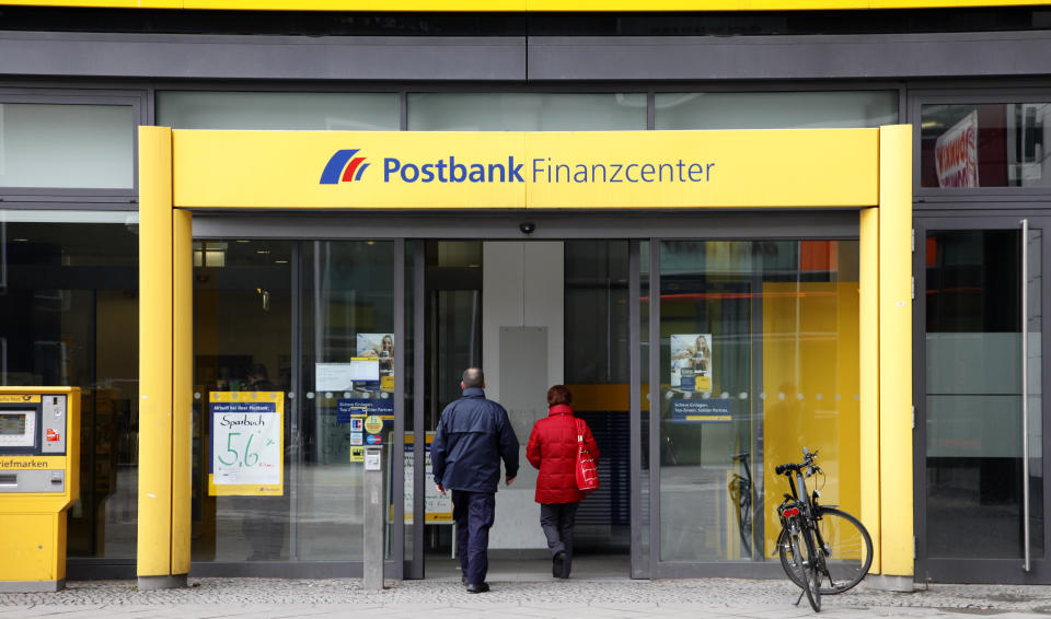 People enter a building of Deutsche Postbank AG in Berlin February 26, 2009. REUTERS/Johannes Eisele (GERMANY)