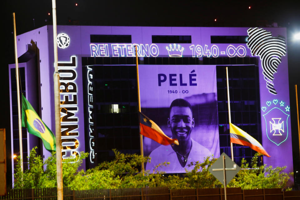 <p>La Confederación Sudamericana de Fútbol, en Luque, Paraguay, rindió homenaje a la leyenda del fútbol Pelé. La CONMBEBOL calificó al futbolista brasileño como el "rey del fútbol mundial" en un comunicado publicado en su web. "Tres veces campeón del mundo y bicampeón de la CONMEBOL Libertadores, un gran artista con el balón y un representante del talento sudamericano. El Rey Pelé dejó su reinado terrenal para pasar el umbral hacia lo eterno, inmortalizando su magnífica trayectoria como uno de los mejores jugadores del planeta". (REUTERS/Cesar Olmedo)</p> 