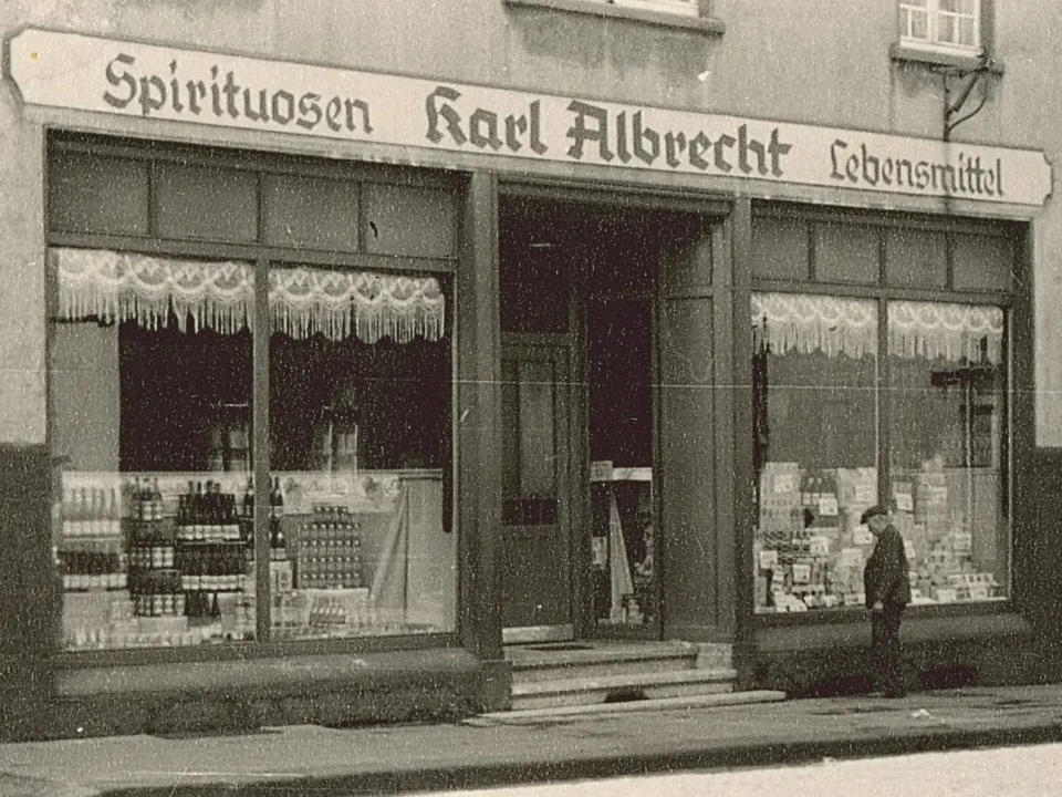 Ein Foto von 1930 zeigt den Vorläufer von Aldi an der Huestraße 89 in Essen-Schonnebeck, Deutschland. - Copyright: Aldi Einkauf GmbH & Co. oHG via Getty Images