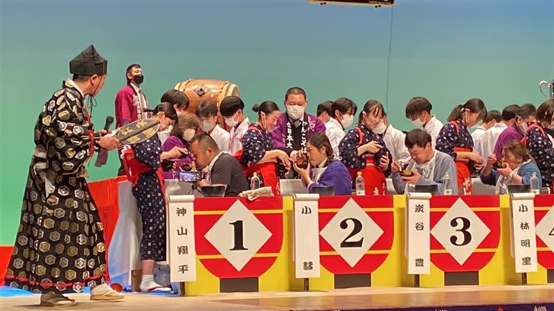 台灣大胃王小慧（左3）參加第65屆「元祖一口麵全日本大賽」。（圖／緯來提供）