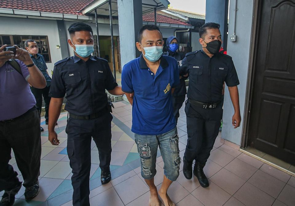 Aw Kim Wah (centre) was charged murdering his 73-year-old aunt in Menglembu November 23, 2021. ― Picture by Farhan Najib