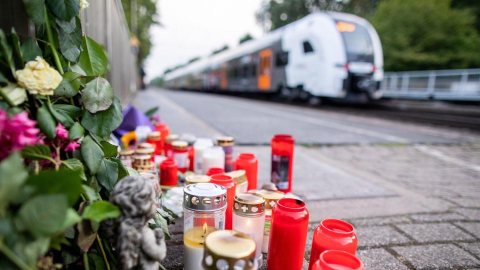 Ein Mann hat am Bahnhof von Voerde am Niederrhein eine ihm völlig unbekannte Frau vor einen einfahrenden Zug gestoßen. Die 34-Jährige wurde tödlich verletzt. Foto: Marcel Kusch
