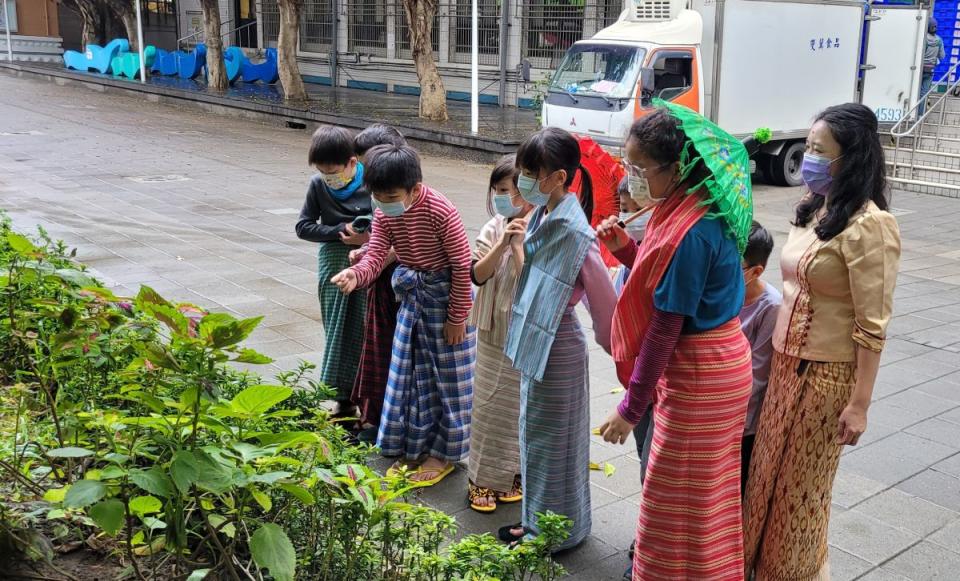 ▲穿裙男子漢、越味入菜單，全國新住民優良教案新北市12案獲獎全壘打。（圖／新北市教育局）