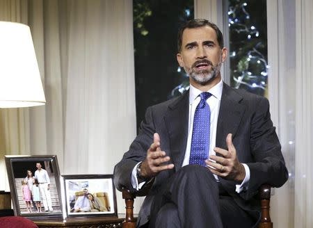 Spain's King Felipe VI delivers a Christmas Eve address at Zarzuela palace in Madrid December 24, 2014. REUTERS/Angel Diaz/Pool