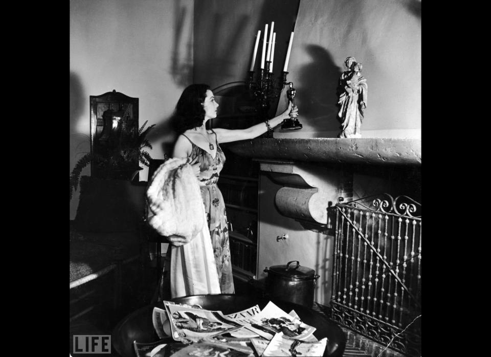 Vivien Leigh sets her 1939 Oscar award for 'Best Actress' on her fireplace mantel.