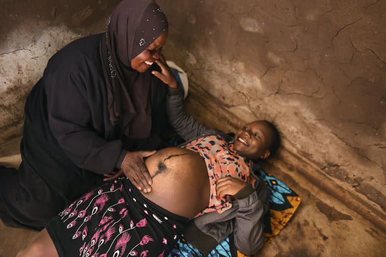 Lucy Mbewe, una partera tradicional, asiste a una mujer embarazada en su casa en Simika Village, Chiradzulu, en el sur de Malawi, el 23 de mayo 
