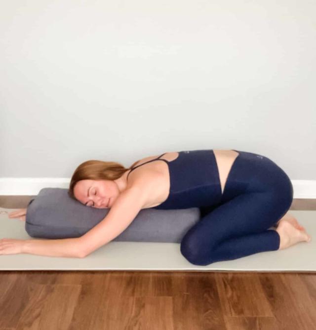 6 easy postpartum yoga poses for birth recovery - Yahoo Sports