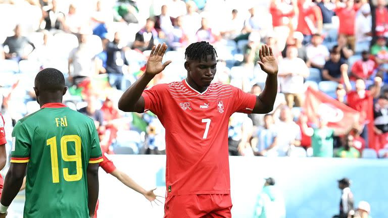 El camerunés Embolo se disculpa luego de marcar el primer gol de Suiza ante su país de origen