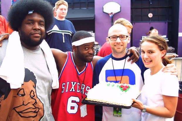 Le groupe de hip-hop The Roots avec Moby et Natalie Portman dans les coulisses d'un concert en 1999