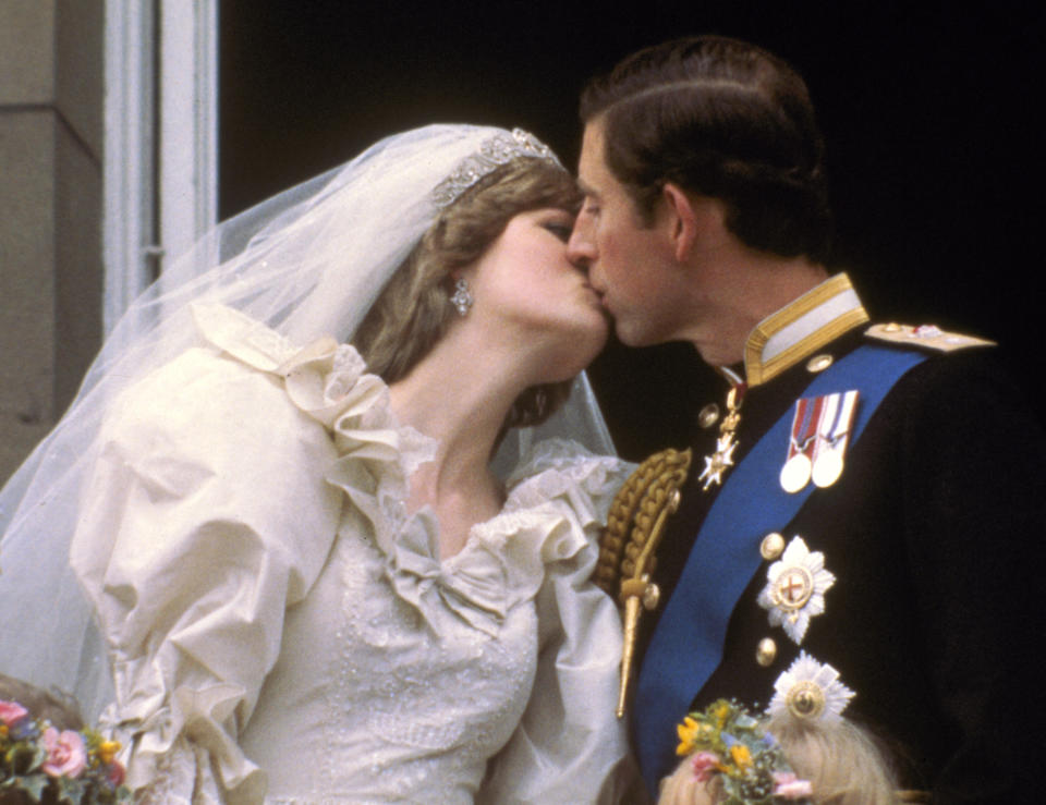 ARCHIVO – En esta fotografía del 29 de julio de 1981 el príncipe Carlos de Gran Bretaña besa a la princesa Diana en el balcón del Palacio de Buckingham en Londres después de su boda. La princesa Diana, que era considerada tímida al saltar a la fama, se convirtió en una revolucionaria en sus años en la Casa de Windsor modernizando la monarquía como una institución más personal y cambiando la forma en la que la familia real se relacionaba con la gente. (Foto AP/archivo)