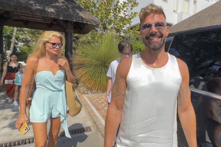 A pesar de su reciente separación. Ricky Martin se mostró paseando por Marbella junto a su amiga española Esther Cañadas. Mientras el cantante combinó una musculosa blanca con bermudas de jean, la modelo lució un mono en tonos pastel