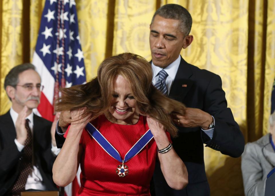 U.S. President Barack Obama presents the Presidential Medal of Freedom to actress Marlo Thomas during a White House ceremony in Washington, November 24, 2014. (REUTERS/Larry Downing)