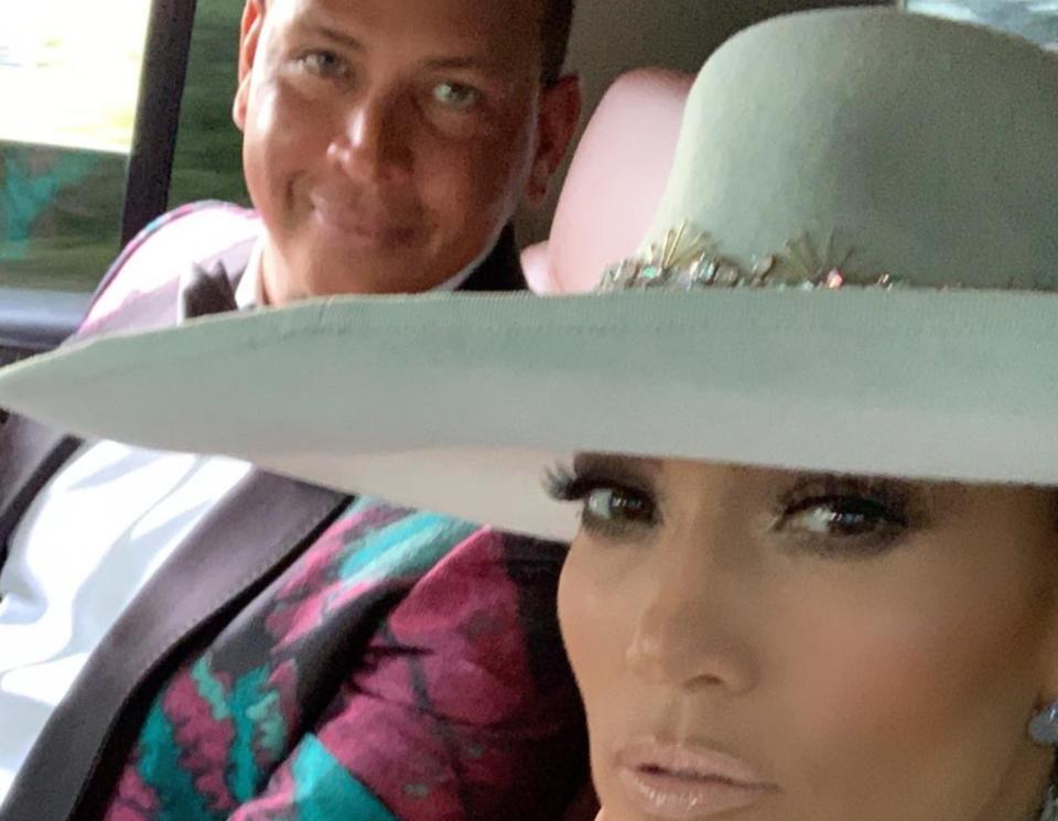 <p>Antes de triunfar sobre la alfombra roja como una de las mejores parejas de la noche, Jennifer Lopez y Alex Rodriguez nos mostraron en Instagram su camino hacia el Staples Center de Los Ángeles. (Foto: Instagram / <a rel="nofollow noopener" href="http://www.instagram.com/jlo/?hl=es" target="_blank" data-ylk="slk:@jlo;elm:context_link;itc:0;sec:content-canvas" class="link ">@jlo</a>). </p>