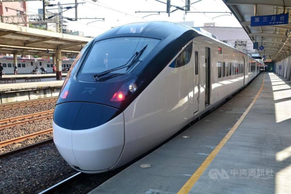 台鐵4月26日起調整列車時刻，並投入5車次EMU3000型特仕車（圖）替駛原PP自強號，參考台灣高鐵作法，試辦自由座，票價為自強號95折。（中央社檔案照片）