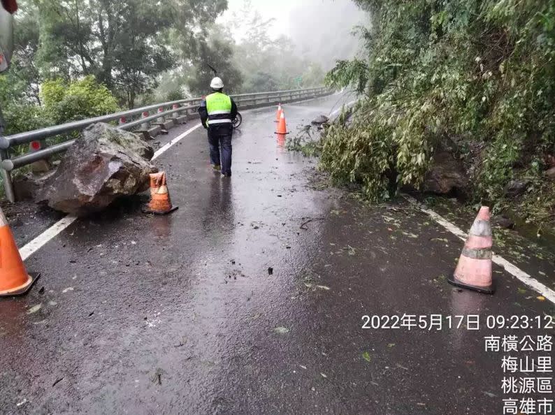 ▲因梅雨鋒面帶來豪雨，台20線南橫公路有零星落石。（圖／甲仙工務段提供）