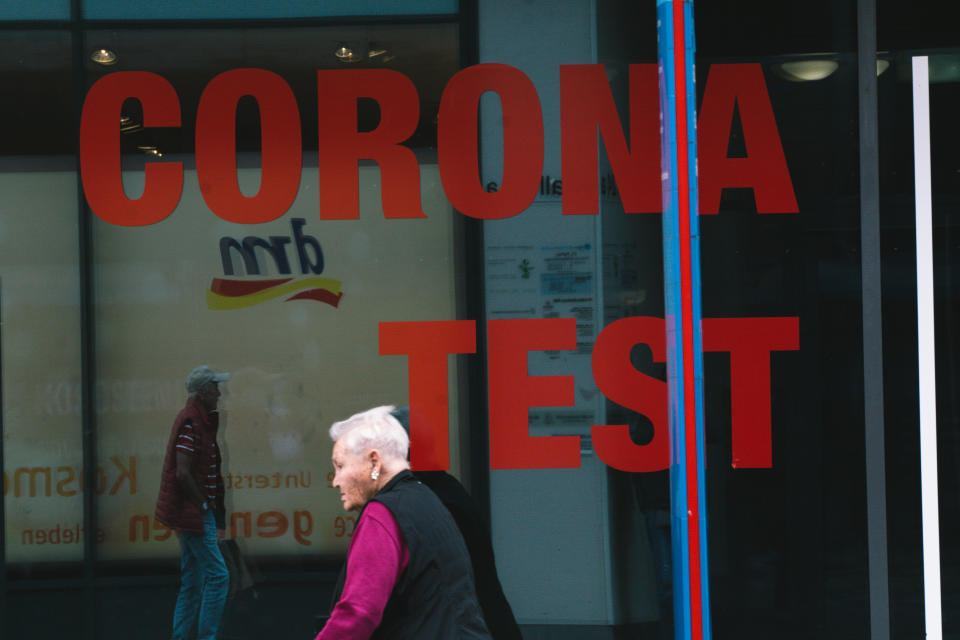 Alemania deja de lado los icentivos para vacunarse y apuesta por las restricciones. (Photo by Ying Tang/NurPhoto via Getty Images)