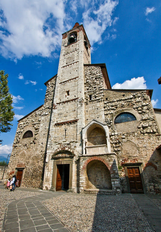 聖安德烈亞教堂 (Photo by Francesco Cataldo, License: CC BY-SA 2.0, 圖片來源commons.wikimedia.org/wiki/File:La_Pieve_di_Sant%27Andrea_(Iseo).jpg)