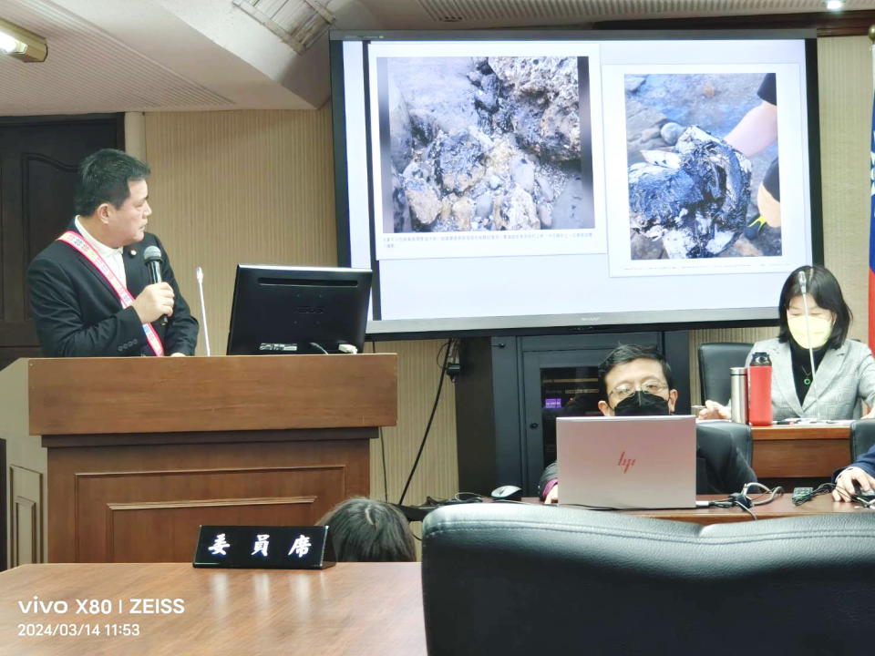 黃仁對於台東縣綠島鄉柚子湖海岸被大量重油嚴重污染感到不捨與痛心。(記者包克明攝)