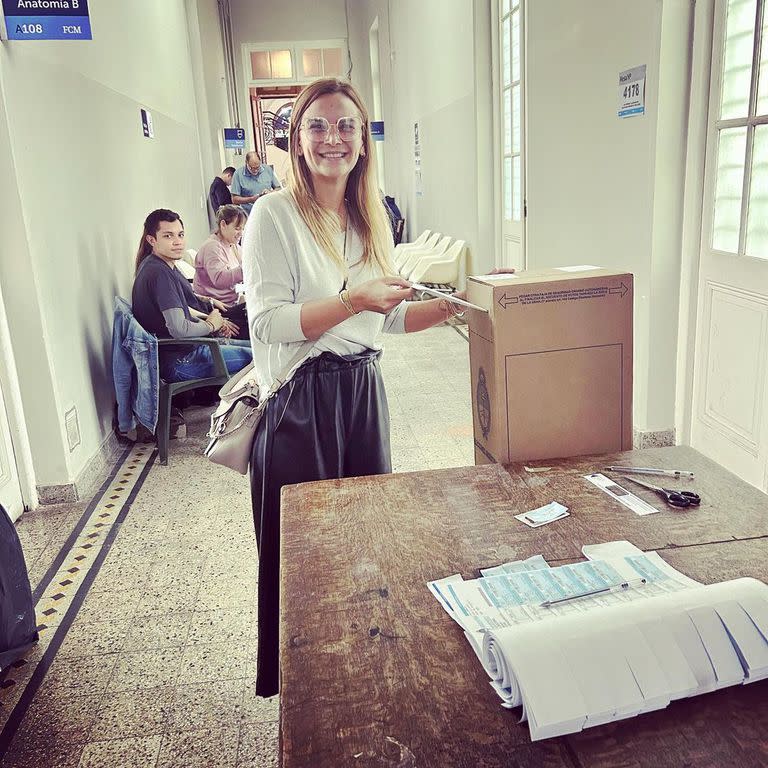 Amalia Granata posó sonriente en la escuela