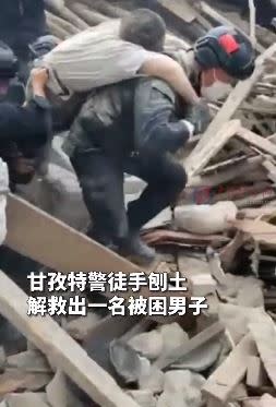 當地特警救援小組徒手挖土，救出被壓在垮塌房子底下的男子。（圖／翻攝自廣西政法微博）