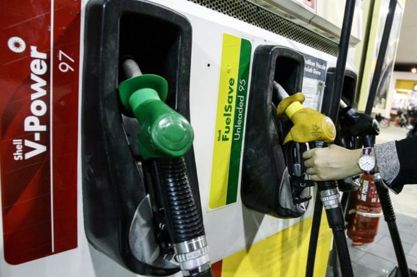 The current price limit on RON95 petrol would stay for now, despite the drone attacks on two of Saudi Arabia’s state-owned oil facilities. — Bernama pic