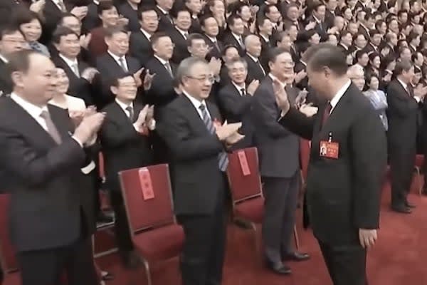 被踢出政治局決策圈的國務院副總理胡春華，對習近平拍手   圖：翻攝畫面