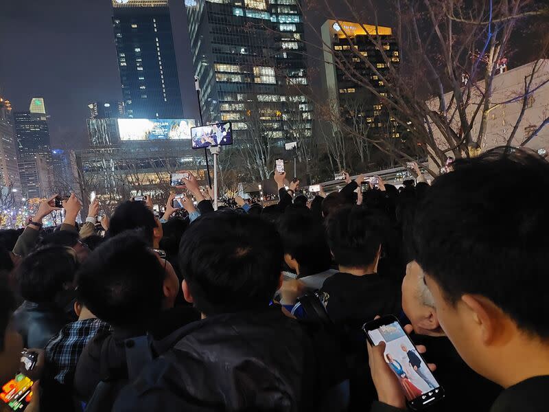 蘋果公司（Apple）亞洲規模第一的零售店21日晚在上海開幕，至晚間7點周邊人潮已經十分擁擠，目測有數千民眾到場，其中多數都是蘋果產品的使用者，他們希望一睹執行長庫克風采。中央社記者張淑伶上海攝  113年3月21日