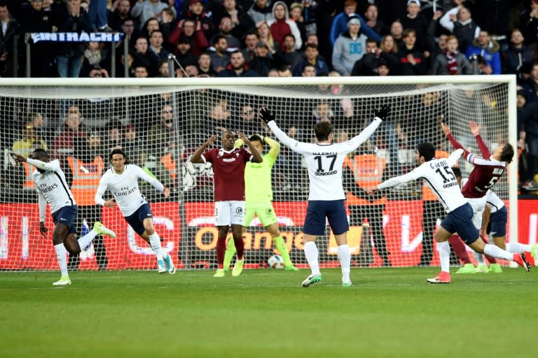 Paris Saint-Germain's French midfielder Blaise Matuidi (1st-L) celebrates with his teammates after scoring the last goal of the French L1 football match between Metz and Paris on April 18, 2017