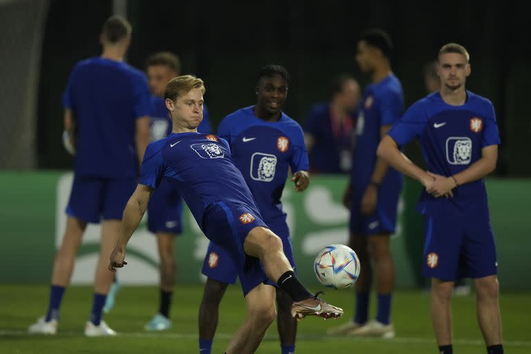 Frenkie De Jong, figura de Barcelona y el jugador que rompe el molde en el estructurado equipo de Van Gaal