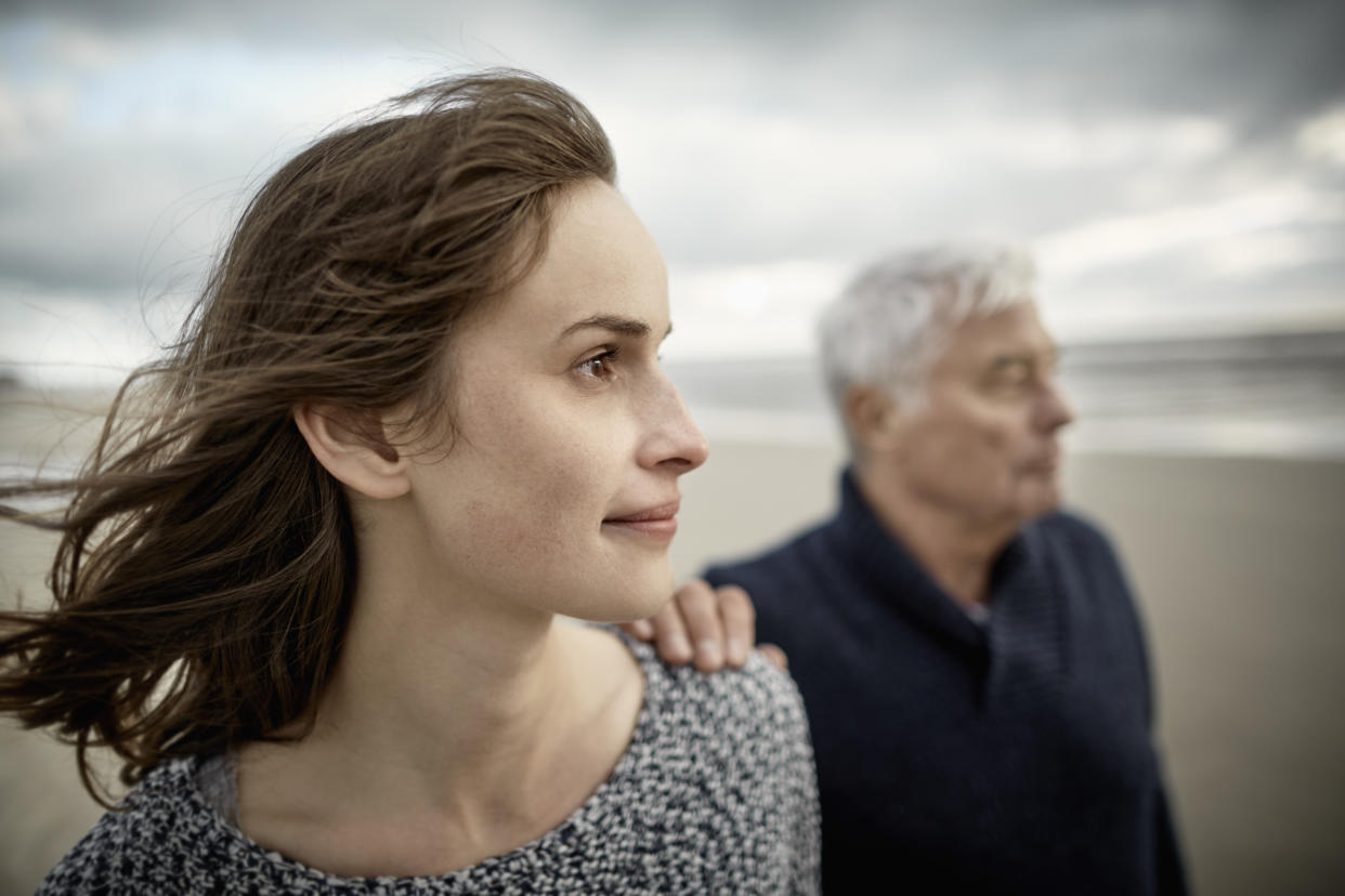 Différents d’âge - Fabien 62 ans, et Soraya, 31 ans : "Il me donne beaucoup de conseils, ça le met dans une position de papa." Photo : Getty Creative