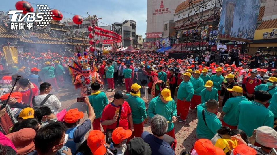 民眾提前至北港朝天宮等待白沙屯媽祖到來。（圖／胡瑞麒攝）