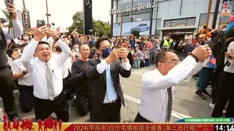 雖然賓士車廠大陣仗恭候白沙屯媽祖，但最後媽祖鑾轎選擇停在醫療團帳前賜福。（圖／翻攝畫面）