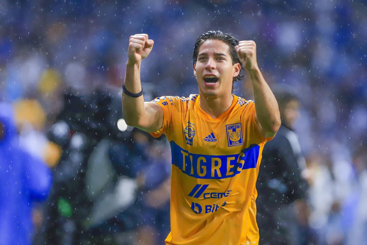 Diego Lainez en un partido entre Tigres y Rayados de mayo pasado. (Fredy López/Jam Media/Getty Images)