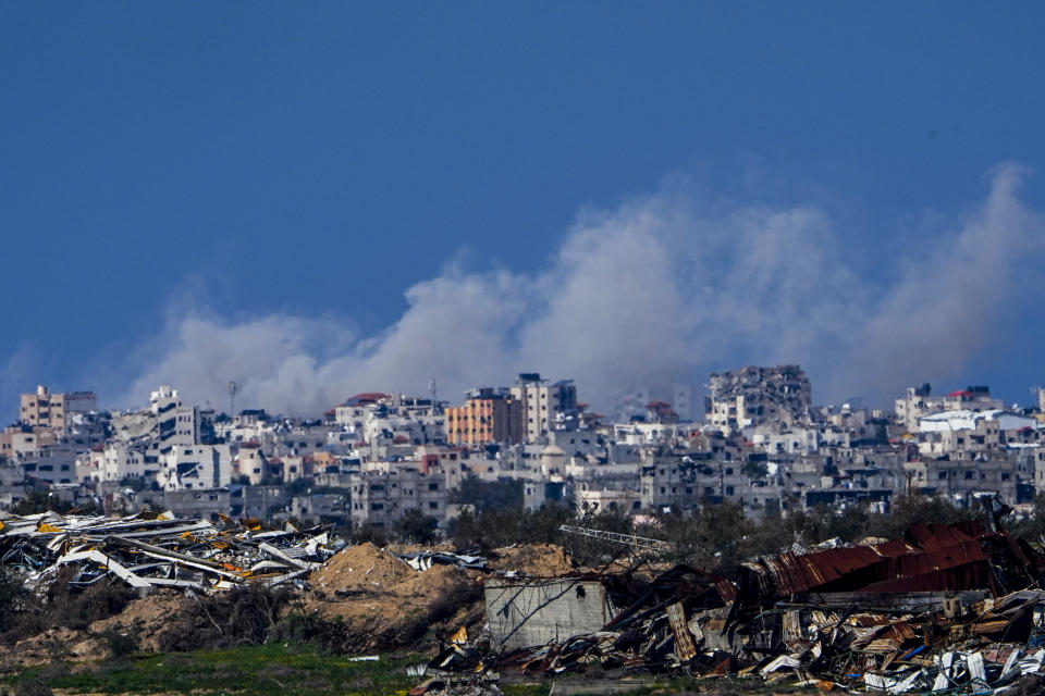 Humo emana tras un bombardeo israelí en la Franja de Gaza, visto desde el sur de Israel, el domingo 4 de febrero de 2024. (AP Foto/Ariel Schalit)