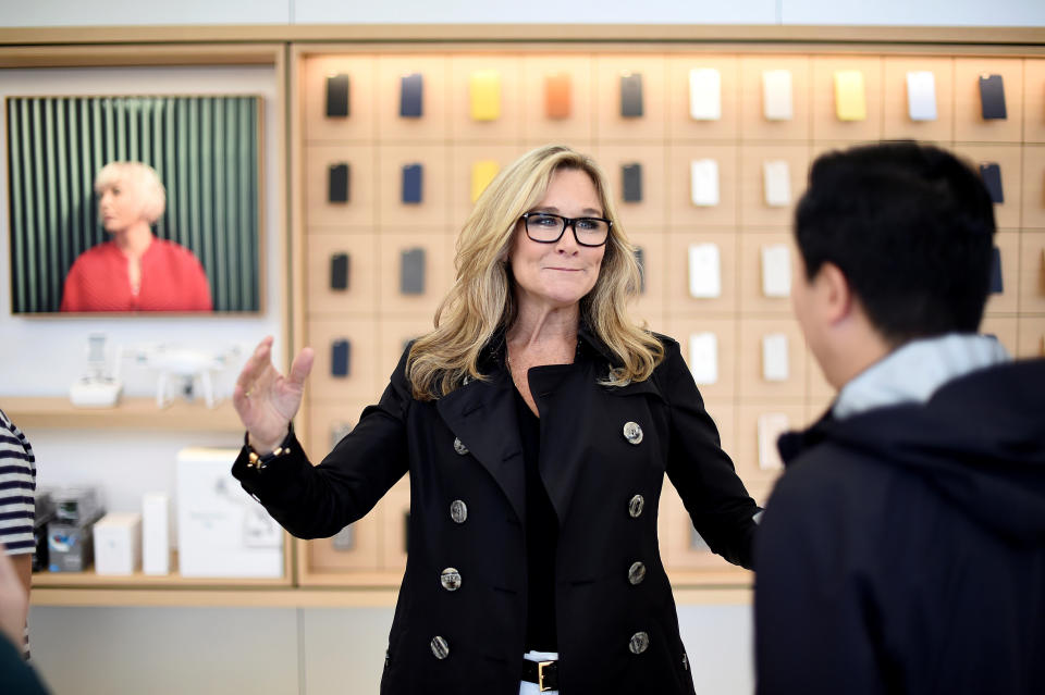 Angela Ahrendts habla con un trabajador de una tienda de Apple en San Francisco, California, en mayo de 2016. REUTERS/Noah Berger