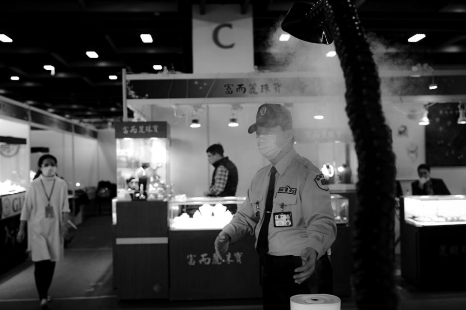 2020年2月21日台北，台北世貿中心珠寶展內的保安，以消毒噴霧機消毒。
