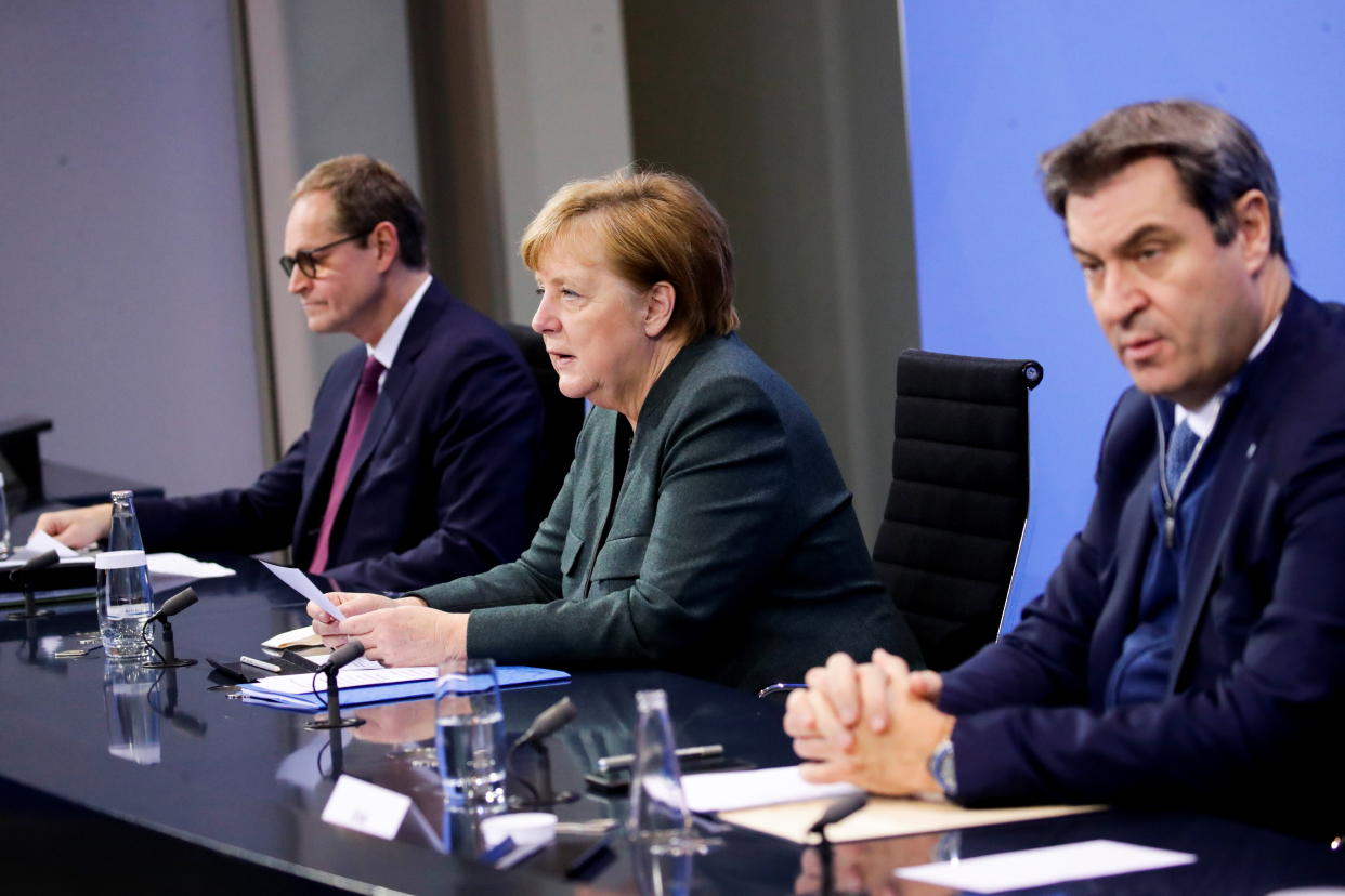 Kanzlerin Merkel und die Ministerpräsidenten Müller und Söder stellen die neuen Corona-Beschlüsse vor (Bild: Reuters/Hannibal Hanschke/Pool)