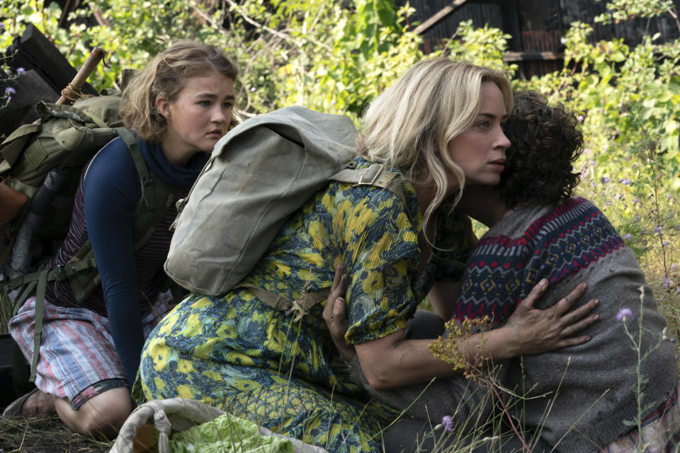 En esta imagen difundida por Paramount Pictures, de izquierda a derecha, Millicent Simmonds, Emily Blunt y Noah Jupe en una escena de "A Quiet Place Part II". (Jonny Cournoyer/Paramount Pictures vía AP)