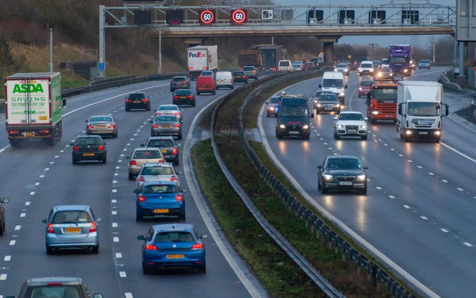 Heavy traffic on the M1 'smart motorway' in Bedfordshire England UK - Geopix / Alam