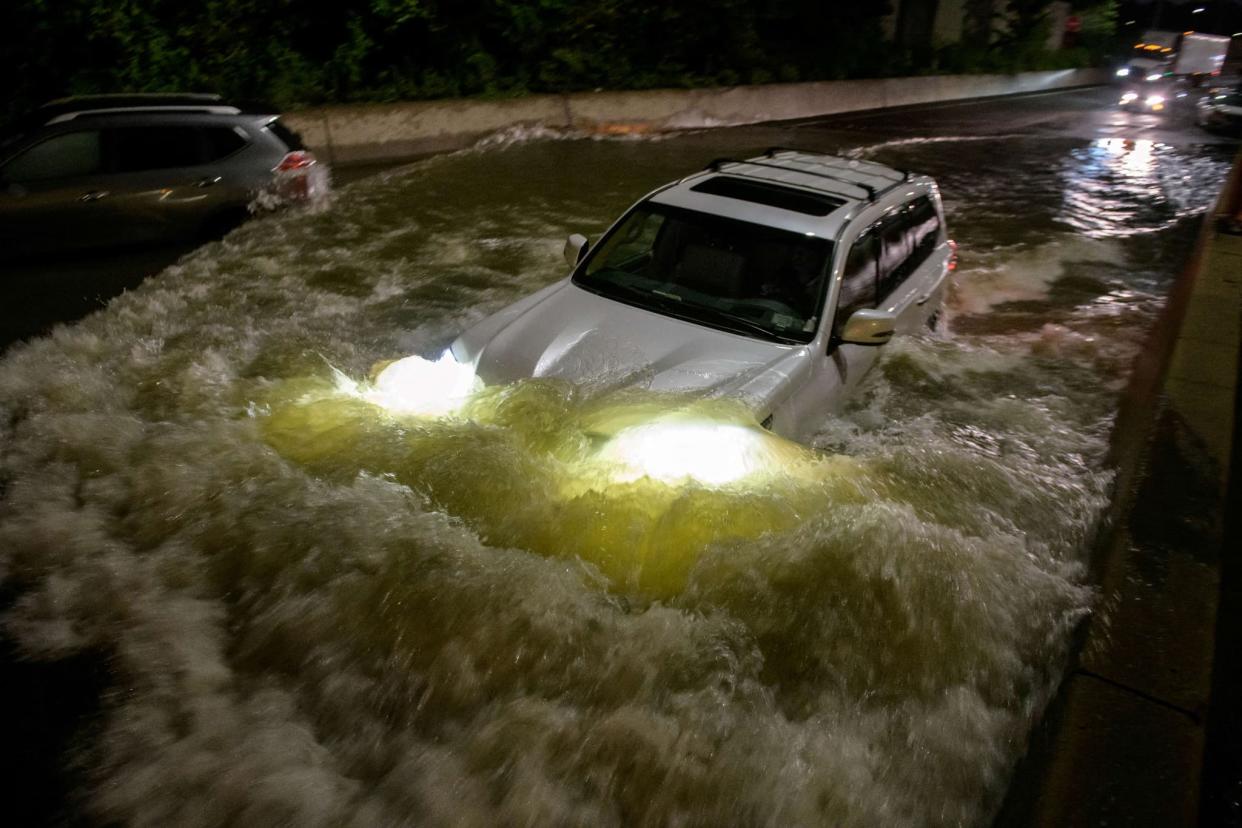 Une voiture sous les eaux dans les rues de New York.  - Ed Jones