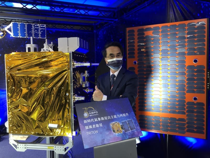 吳宗信與台灣自製的氣象衛星「獵風者」（Triton）合影。圖／中央社提供