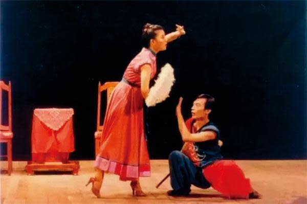 已故演員李國修（右）與劉若瑀（左）演出首版《荷珠新配》，後於蘭陵30週年重演。（蘭陵劇坊提供）