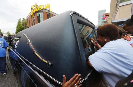 Family members gather behind the hearse carrying the remains of the late B.B. King during a procession down Beale Street in Memphis, Tennessee May 27, 2015. REUTERS/Mike Blake